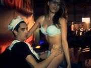 拉丁酒吧舞台上的色情現場表演